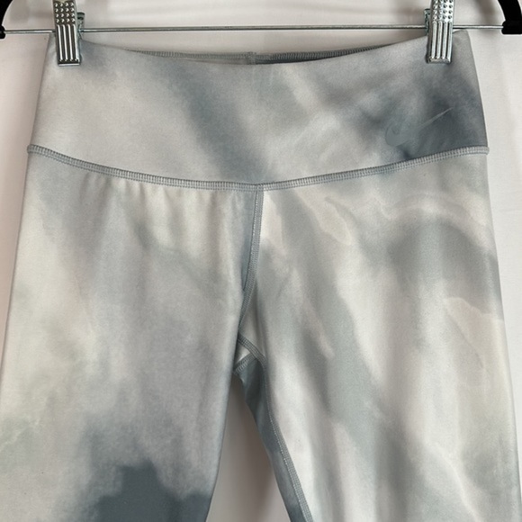 Nike Golf Tour Performance Grey & White Cropped Leggings - Picture 2 of 8